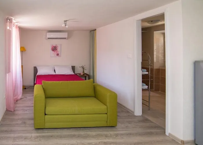 By Dinka Πανσιόν Ilovik