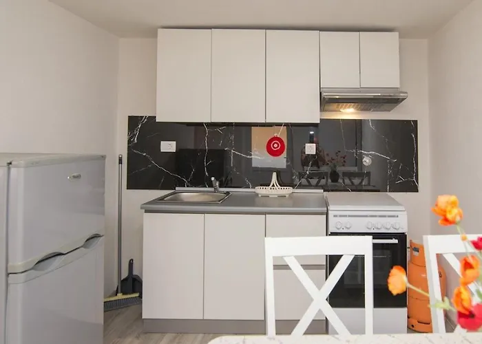 By Dinka Πανσιόν