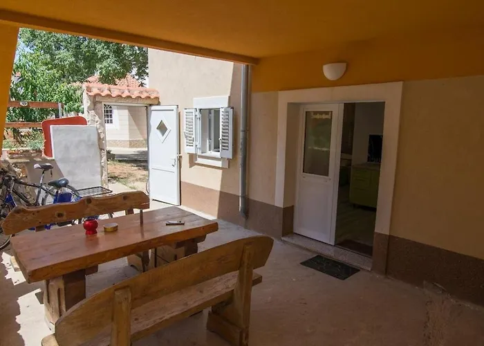 Πανσιόν By Dinka