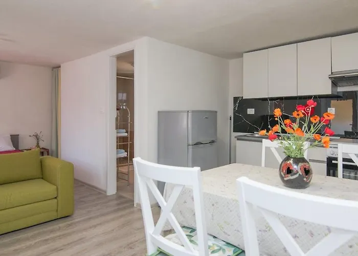 By Dinka Πανσιόν 3*