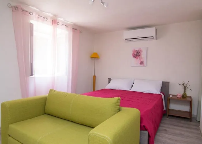 By Dinka Πανσιόν Ilovik